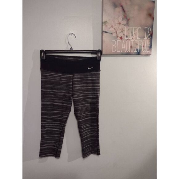 Nike Dri Fit Size S Grey Striped Cropped Yoga Leggings Capri - Picture 1 of 3